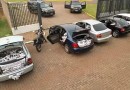Policiais olham por fresta de portão e encontram 4 carros carregados de cigarros contrabandeados