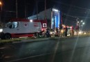Homem fica ferido após moto colidir na traseira de caminhonete