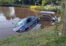 Veículo para dentro de açude após acidente no bairro Água Branca