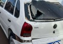 Motociclista fica ferido após perder controle da moto e atingir dois carros