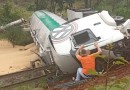 Caminhão carregado com ração tomba na PR-566