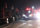 Motorista fica ferido em tombamento de carreta na BR-282
