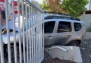 Carro bate em muro após motorista sofrer mal súbito