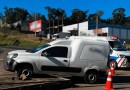 Motorista desvia para evitar colisão e Fiorino fica presa em canteiro