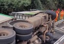 Motorista tem braço amputado em tombamento de caminhão na BR-277