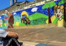 Mural feito com tampinhas recicladas transforma fachada de escola e une comunidade em Guaraniaçu