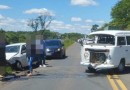 Colisão envolve caminhão, Kombi e Saveiro na PR-483