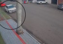 Motociclista bate em carro estacionado e foge; câmeras registram acidente