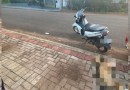 Motociclista fica ferida após atropelar cachorro no bairro Seminário