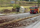 Caminhão desgovernado atinge carro e tomba na avenida Júlio Assis Cavalheiro