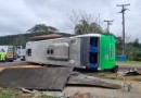 Acidente entre dois caminhões e um micro-ônibus deixa dois mortos e nove feridos