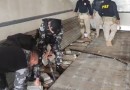 Polícia apreende 179,1 kg de cloridrato de cocaína e 299 frascos de maconha líquida em fundo falso de caminhão no PR