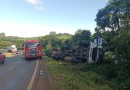 Caminhão tomba e motorista fica ferido na BR 280