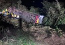 Ônibus com 67 pessoas capota em rodovia de SC e deixa três mortos e 15 feridos