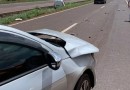 Carro cai em valeta após batida na BR 467 no Paraná