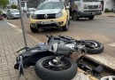 Motociclista fica gravemente ferido após empinar moto, fugir da polícia e se envolver em acidente