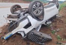 Motorista fica ferida após bater carro contra barranco e capotar no Oeste
