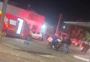 Casal sofre ferimentos em colisão entre motocicleta e carro; condutor fugiu do local