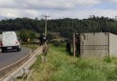 Caminhão tomba na PR 566 próximo a Seção Jacaré