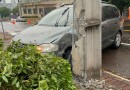 Carro é arremessado contra árvore após colisão no bairro Vila Nova