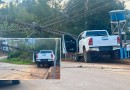 Hilux com placas argentinas atinge poste e motorista abandona o local após acidente