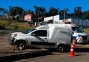 Fiorino sai da pista e fica presa em canteiro após motorista evitar colisão