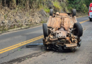 Carro capota na SC-480 e adolescente fica ferido
