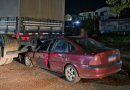 Carro colide na traseira de carreta estacionada no acostamento