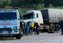 Colisão entre carreta e Uno deixa duas pessoas mortas na BR-163