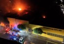 Incêndio de grandes proporções destrói supermercado durante a madrugada