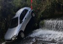 Veículo bate em defensa, atravessa rodovia e cai em rio na SC-161