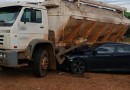 Acidente entre caminhão raçãozeiro e Honda Civic é registrado na PR-281
