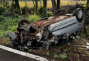 Carro capota na PR 886 e motorista sai ileso