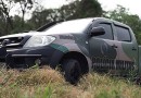 Homem é preso por porte ilegal de arma e uso indevido de sinais de segurança em veículo