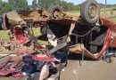 Carro capota após colisão com caminhonete em Trevo