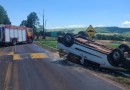Camionete capota após colisão com carro na PR-180