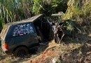 Carro bate em barranco e várias pessoas pessoas ficam feridas, incluindo seis crianças