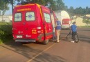 Jovem sofre fratura após colidir bicicleta motorizada contra árvore