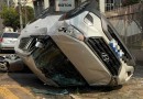 Colisão seguida de capotamento na área urbana da cidade deixa feridos