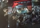 Batida frontal entre carro e ônibus deixa dois mortos