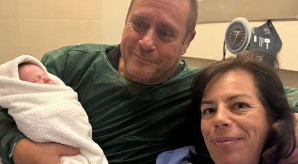Mulher na Grécia é mãe aos 54 anos com embrião congelado há 22 anos após perder filho