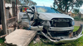 Motorista perde controle e atinge muro e canil