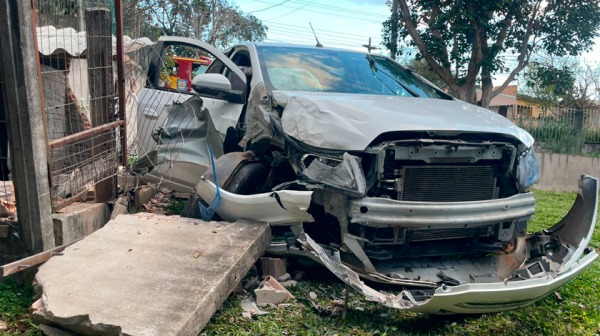 Motorista perde controle e atinge muro e canil