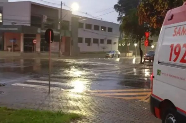 Colisão envolvendo dois veículos deixa homem ferido no centro