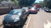Mulher passa mal e acaba batendo em três carros estacionados na Tenente Camargo