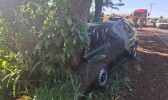 Casal morre após perder controle de carro e colidir contra árvore