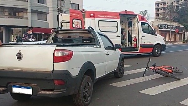 Ciclista de 25 anos fica ferido em colisão com caminhonete em Marmeleiro