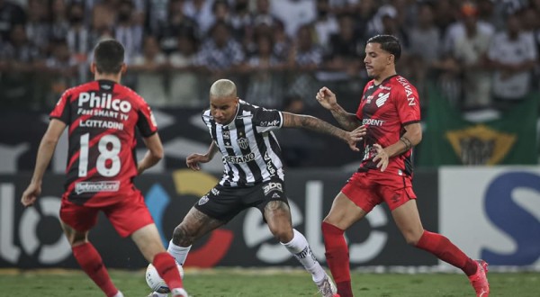 Atlético-MG larga com vantagem e quer impedir milagre do Athletico-PR