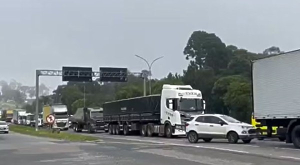 Motorista é morto a tiros dentro de carro parado em congestionamento