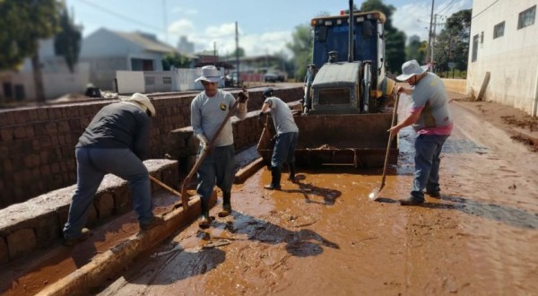 Prefeitura realiza limpeza das ruas em Beltrão